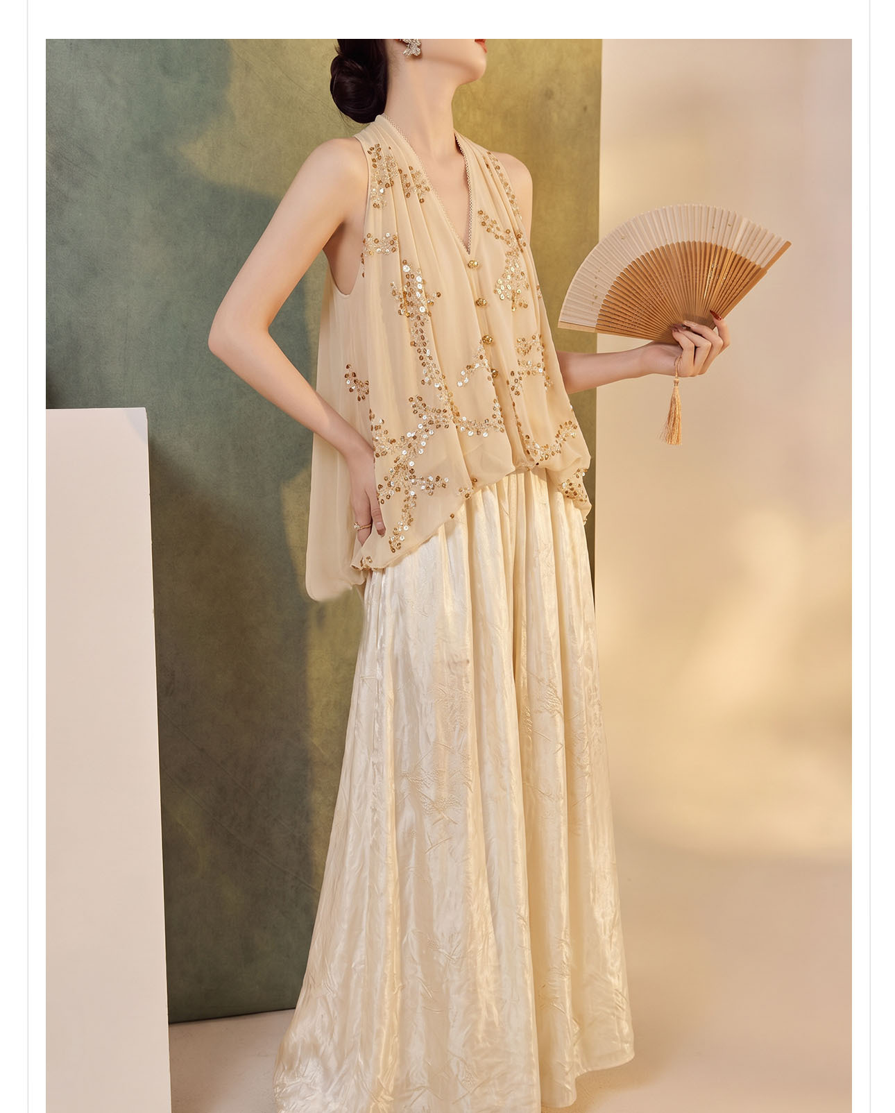 Áo cổ yếm V cổ chiffon thêu sequin không tay form rộng — Sữa hạnh nhân chi tiết 11