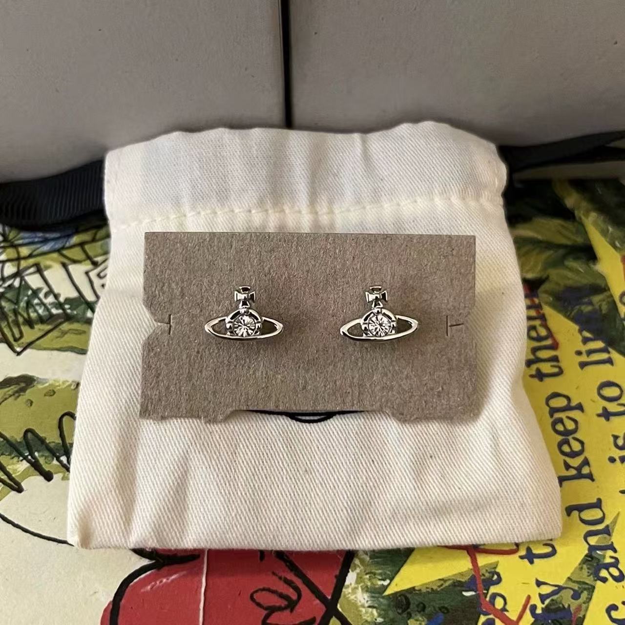 [Live Streaming Dropshipping] Empress Dowager Mini Saturn Earrings for Men and Women, Planet Design Earrings, Simple and Non-Fading