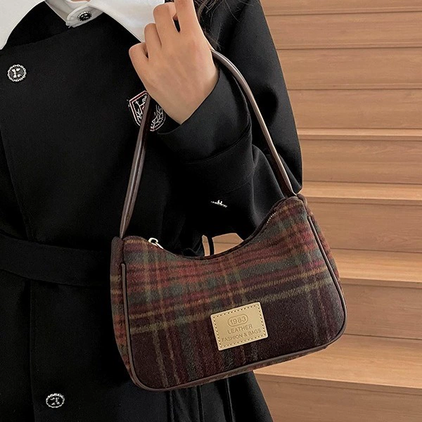 Retro shoulder bag, small demi-season one-shoulder bag, handheld underarm bag, 2023 collection, high-quality style