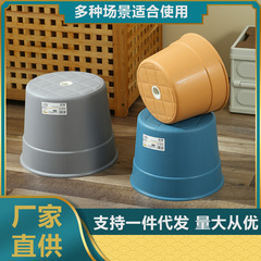 プラスチックの小さい腰掛けは厚い低い腰掛けをします。