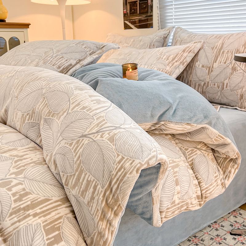 クラスAの牛乳の絨毯のベッドの上の4つのセットの冬の彫刻の絨毯のサンゴの絨毯とベルベットの保温の厚い布団のシーツの3つのセット