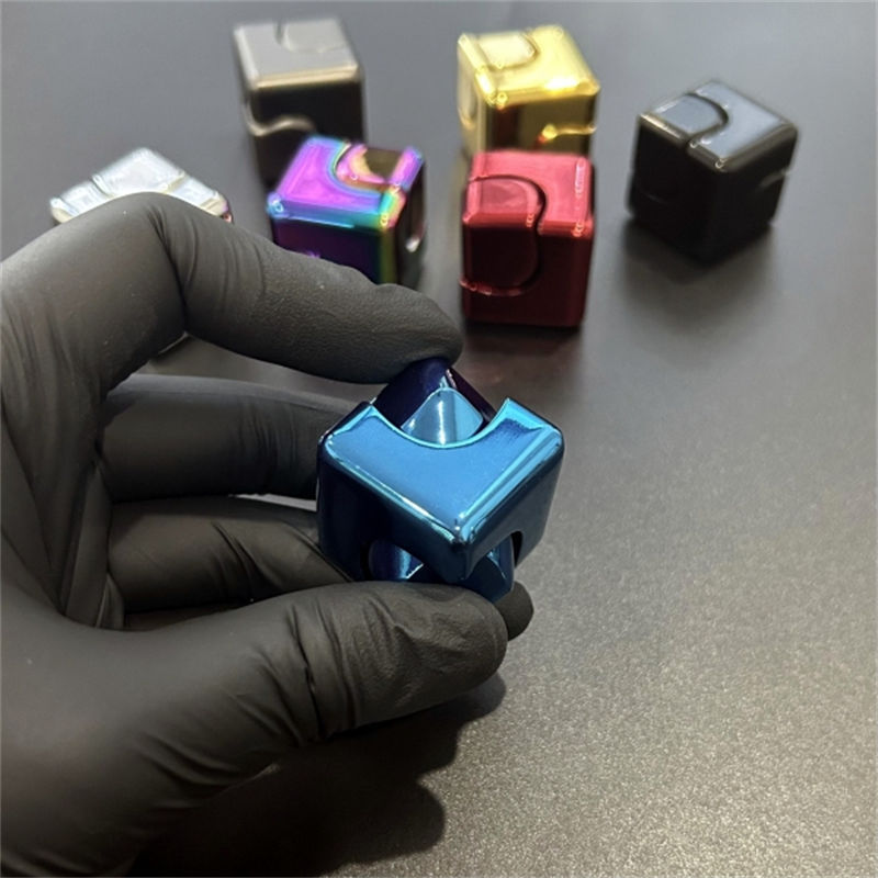 指先のジャイロのまぶしいルービックキューブの指のジャイロの正方形の指先のルービックキューブの金属の子供のおもちゃの減圧|undefined