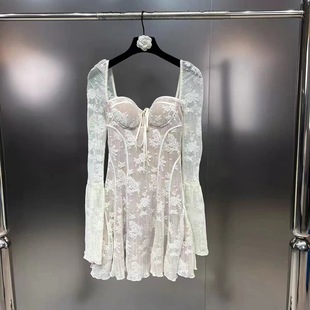 2024年春季方領長袖立體胸杯收腰暗花蕾絲顯瘦純欲風連衣裙