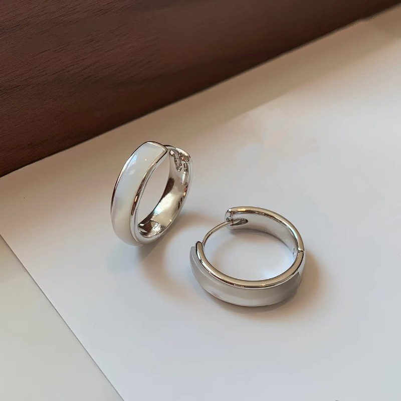 Exquisite natural mother-of-pearl hoop earrings for women, 2026 new style, popular design, lightweight and luxurious, with a high-end feel