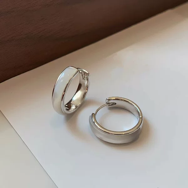 Exquisite natural mother-of-pearl hoop earrings for women, 2026 new style, popular design, lightweight and luxurious, with a high-end feel