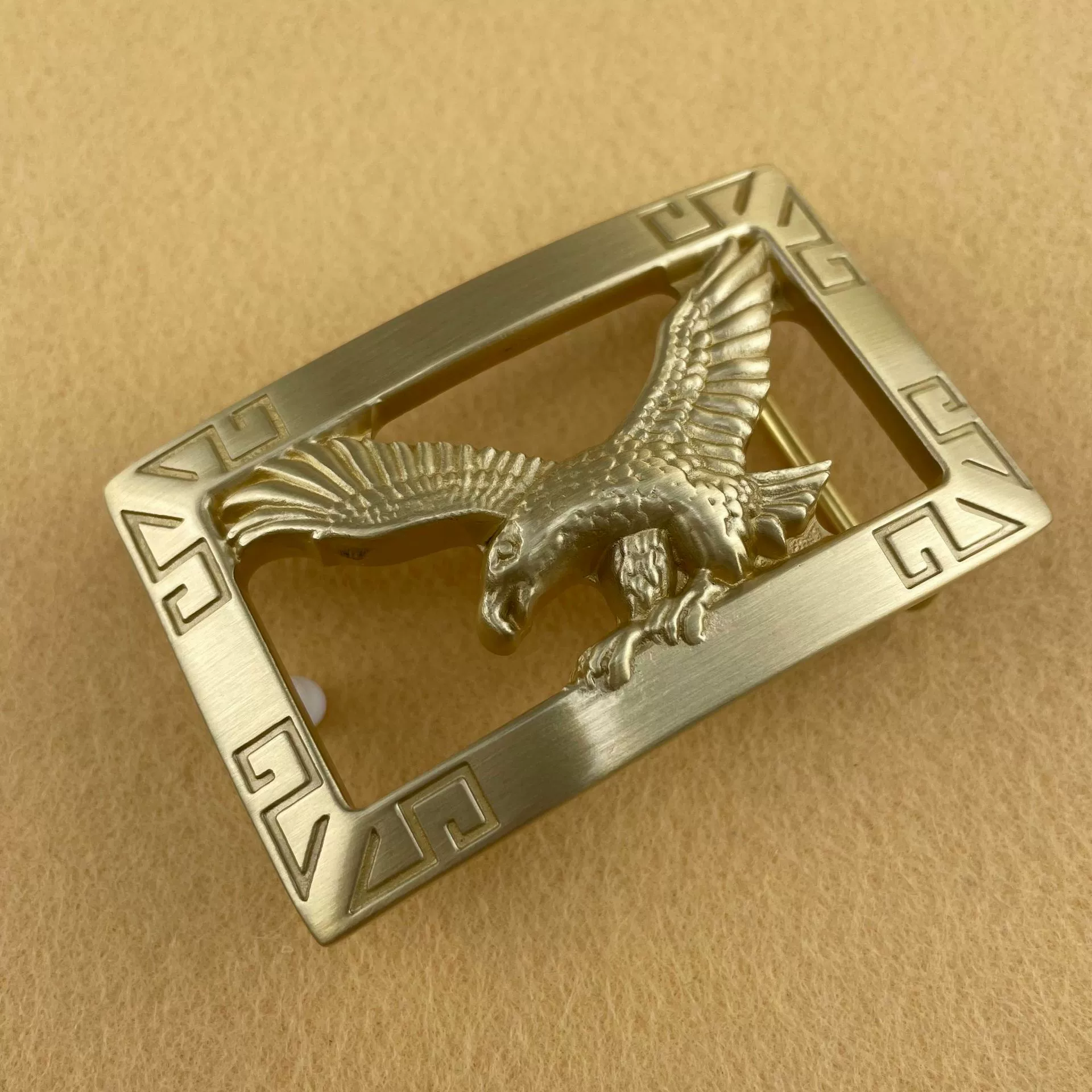 Внутренний диаметр 4,0 см латунная гладкая орлица простая пряжка? belt buckle