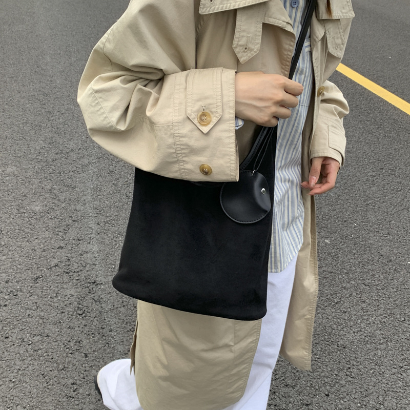 Bolsa de cubo retro transfronteriza para mujeres otoño y invierno 2025, nueva moda, bolso de hombro de moda, bolso de abrigo casual universal