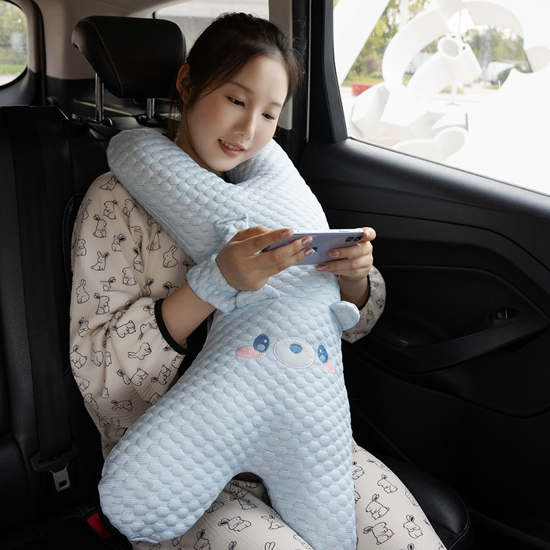 子供の車は枕を抱いて赤ちゃんの車を枕にして寝ている神器の車のシートベルトの後ろの列は首を絞めて洗うことができます。|undefined