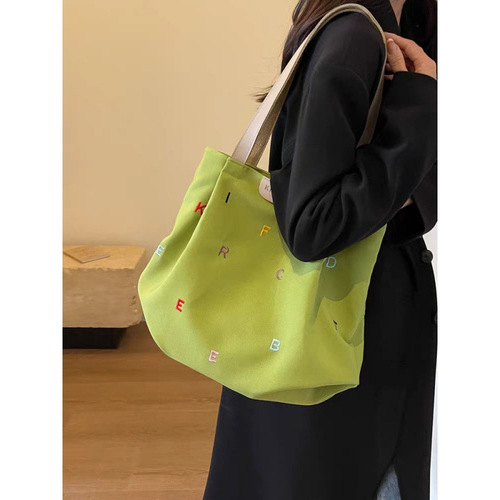 Large-capacity canvas bag for women, 2024 new fashion embroidered letter shoulder bag, fresh and clean student tote bag