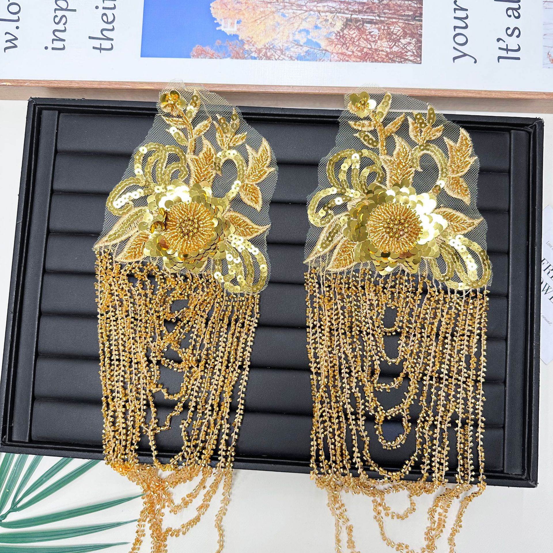 Clavos pesados de estilo europeo y americano con perlas de bordado de perlas negras vestido de hombro cadena esclava de escenario accesorios de decoración