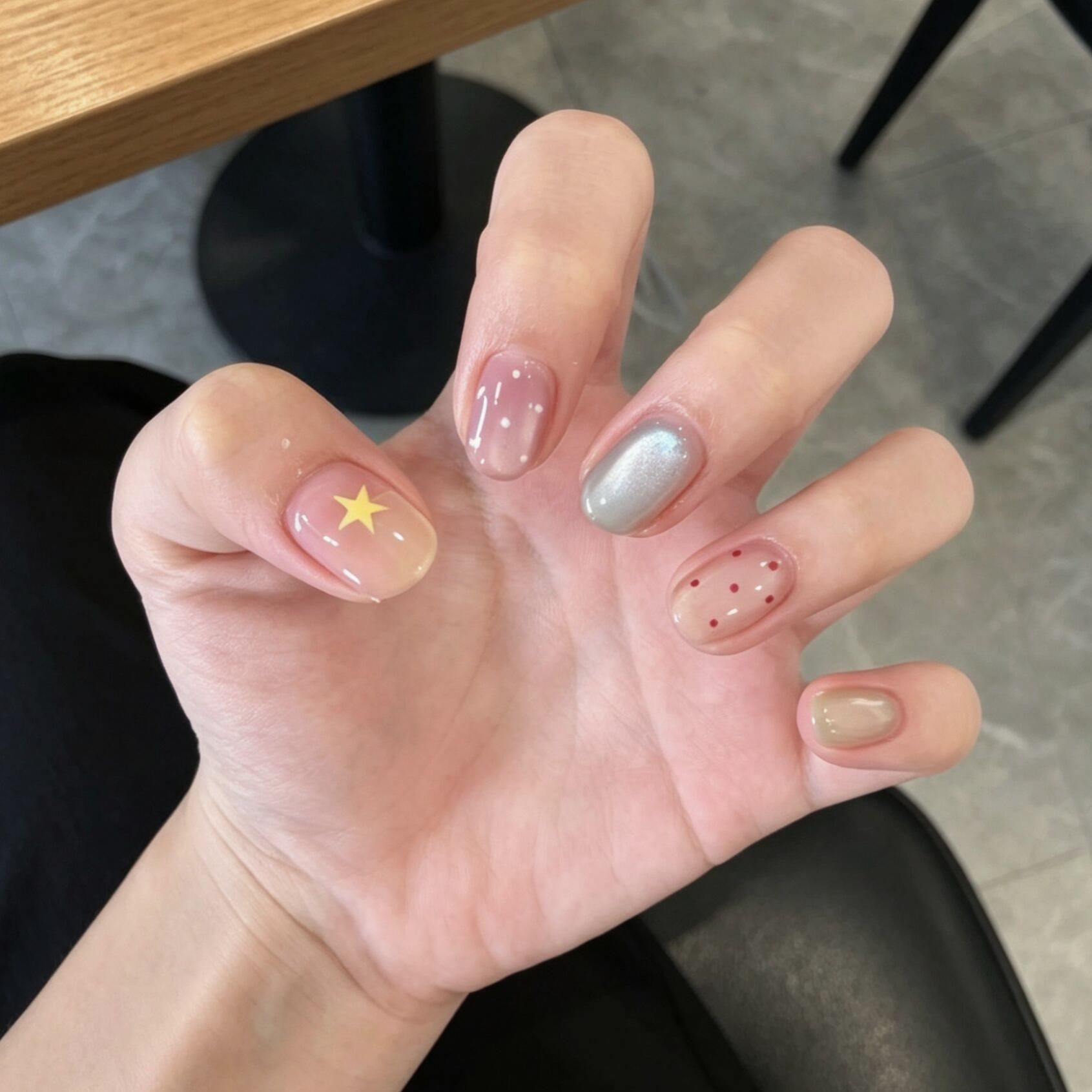 Diseño de 10 dibujos animados lindos con manicura blanca, lazo dulce, manicura fresca, productos cortos de manicura negra