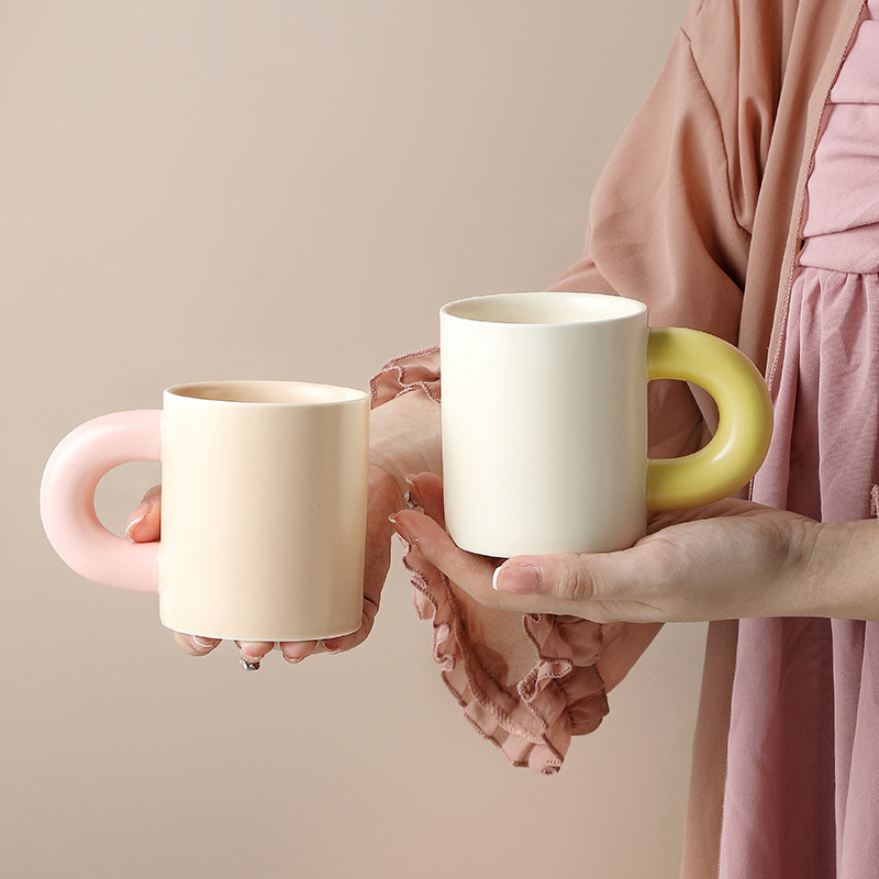 Tazas de agua de alto valor facial en tazas de regalo pequeñas tazas de café de cerámica frescas creativas para el hogar tazas simples al por mayor