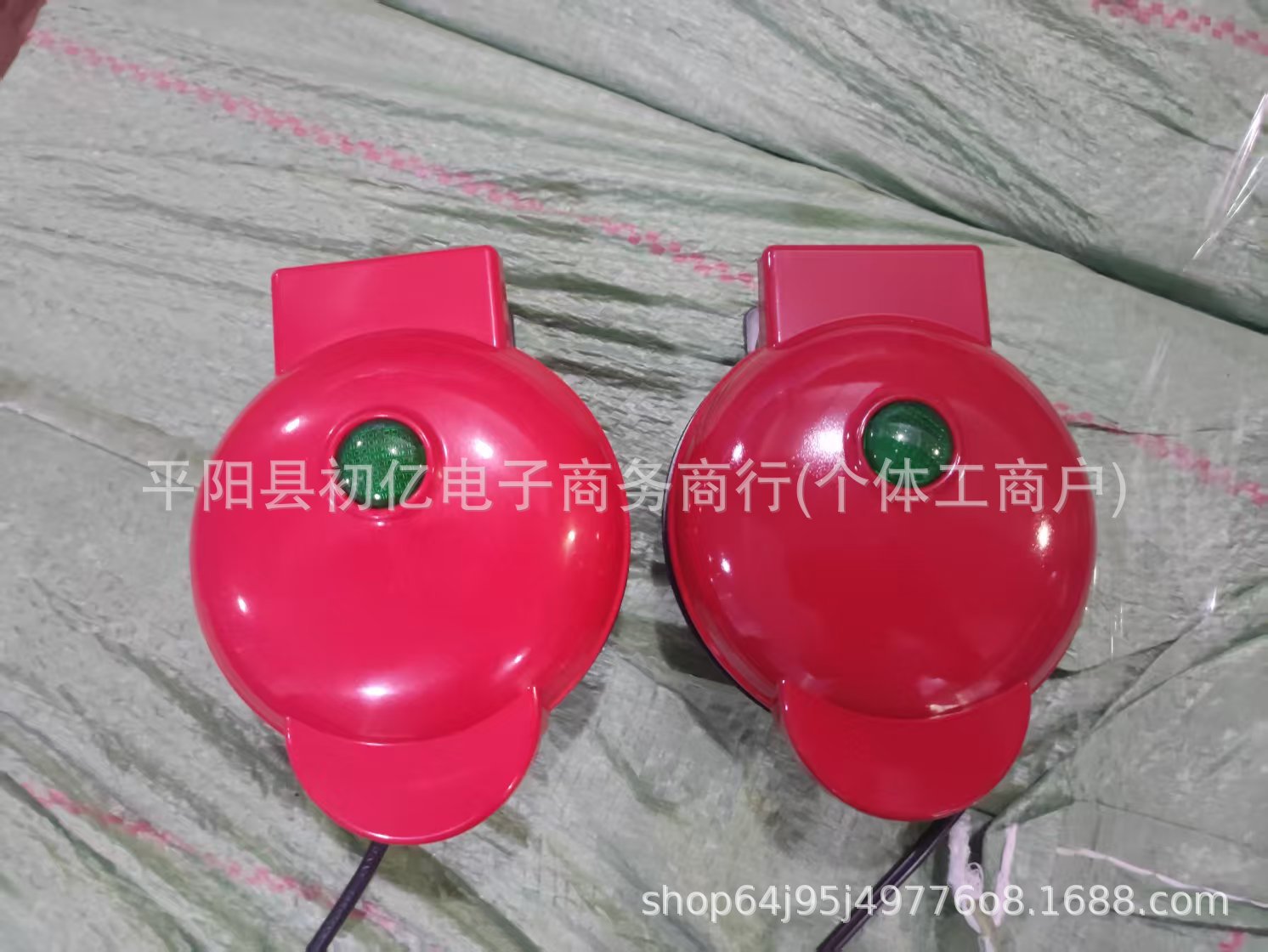 왼쪽은 페인트를 뿌리지 않고 오른쪽은 페인트를 뿌립니다.