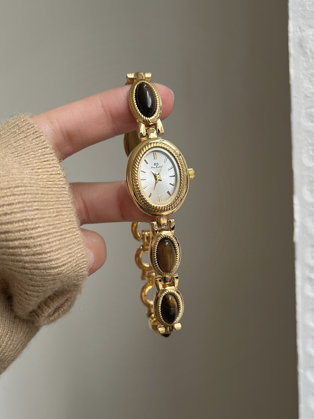 Amber (white surface)