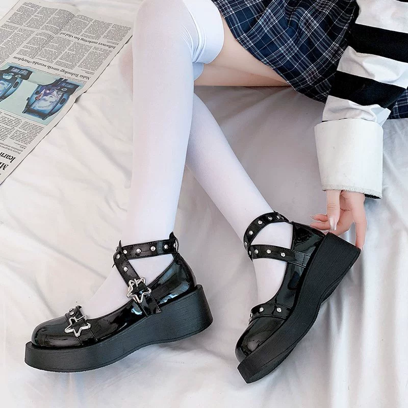 Черные лаковые босоножки на платформе с ремешками и звёздными пряжками – стиль Lolita Punk, размеры 35–40