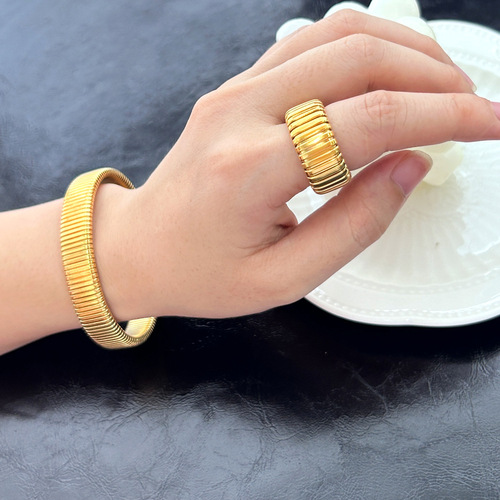 Wholesale European and American cross-border 18k real gold titanium-plated steel fashion elastic polished bracelet rings men's and women's jewelry