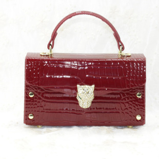 �¿��{�~��ƤŮʿ�μ�����e���{��Ƥб����r�г������Ů�����