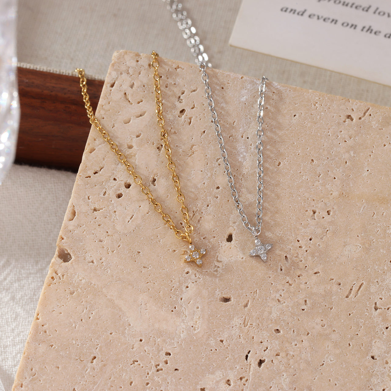 Exquisite Four-leaf Clover Necklace With Zircon For Women_voghion.com