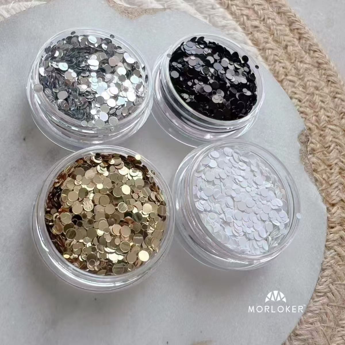 Misa는 수입 웨이브 도트 둥근 도트 스팽글 네일 아트 사이즈 혼합 골드와 실버 흑백 원형 스팽글 보석을 엄격하게 선택합니다.