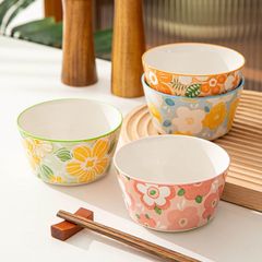 陶磁器のご飯の碗の家庭は食事します。