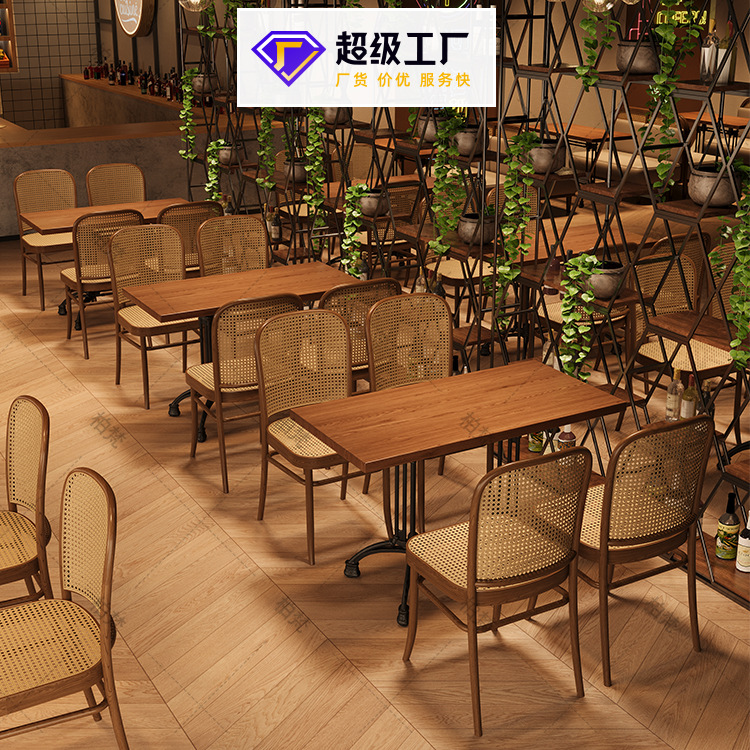 Restaurante temático simple tienda de fideos japonés de tela de caña mesa y silla de madera maciza combinación de restaurante restaurante muebles de comedor comercial