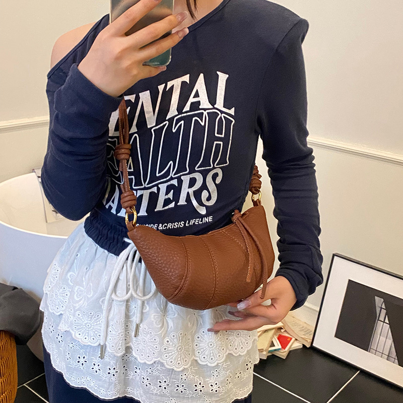 Bolso de cuerno de nicho francés 2025 nuevo bolso de axila bolso de bola de masa de moda bolso de mensajero de hombro simple de todo fósforo