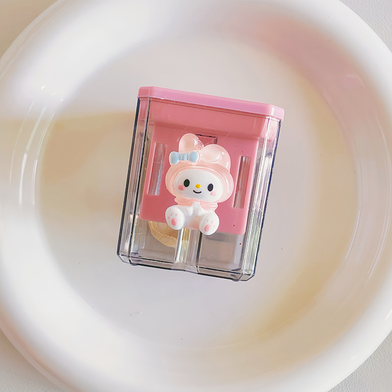 漫画の二重穴の学生のかわいい携帯の筆を回転する刀の子供の太い鉛筆は筆を削ります。|undefined