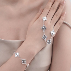 高品質の厚い銀の車の花の四つ葉のクローバーのブレスレットの女性の軽くて豪華な質感の高級はブレスレットを調節することができて、女性の蜜の贈り物を送ります。
