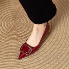 设计感显瘦金属扣酒红色漆皮尖头浅口猫跟单鞋女春秋新款细跟中高