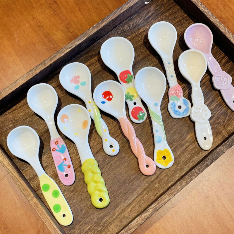 漫画の長い柄の陶磁器のスープのスプーンのかわいい家庭用の創意の高い顔の値のピンクのネットの赤い釉薬の下の色の小さいスプーン|undefined