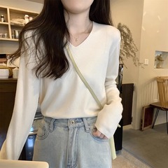 秋冬の柔らかいモチモチとした韓国の長袖vネックのカバーの中に、ニットの女性のゆるいセーターの上着を着ます。