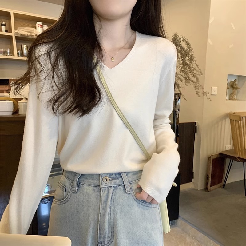秋冬の柔らかいモチモチとした韓国の長袖vネックのカバーの中に、ニットの女性のゆるいセーターの上着を着ます。|undefined