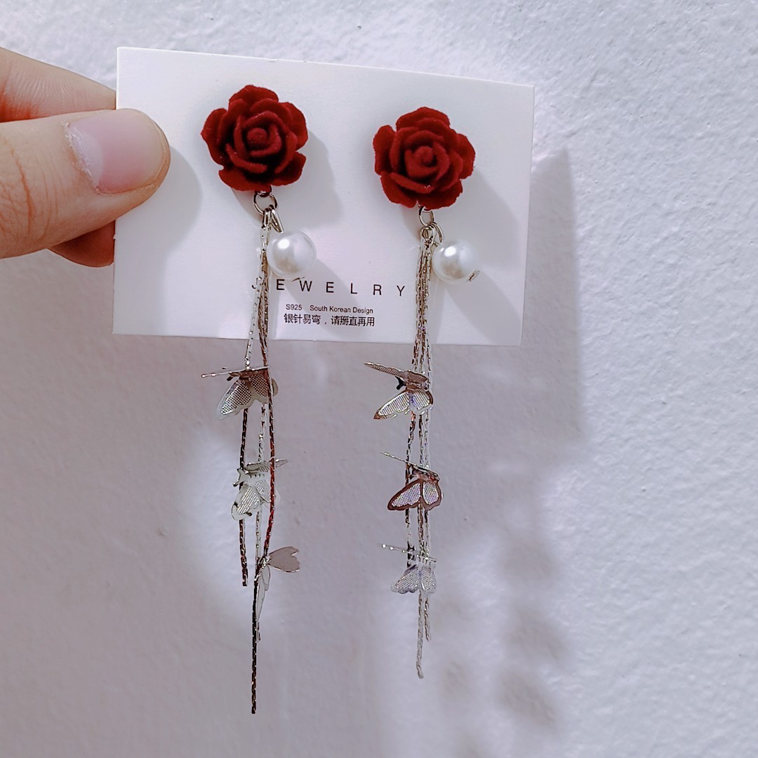 몰려든 장미 실버 나비 술