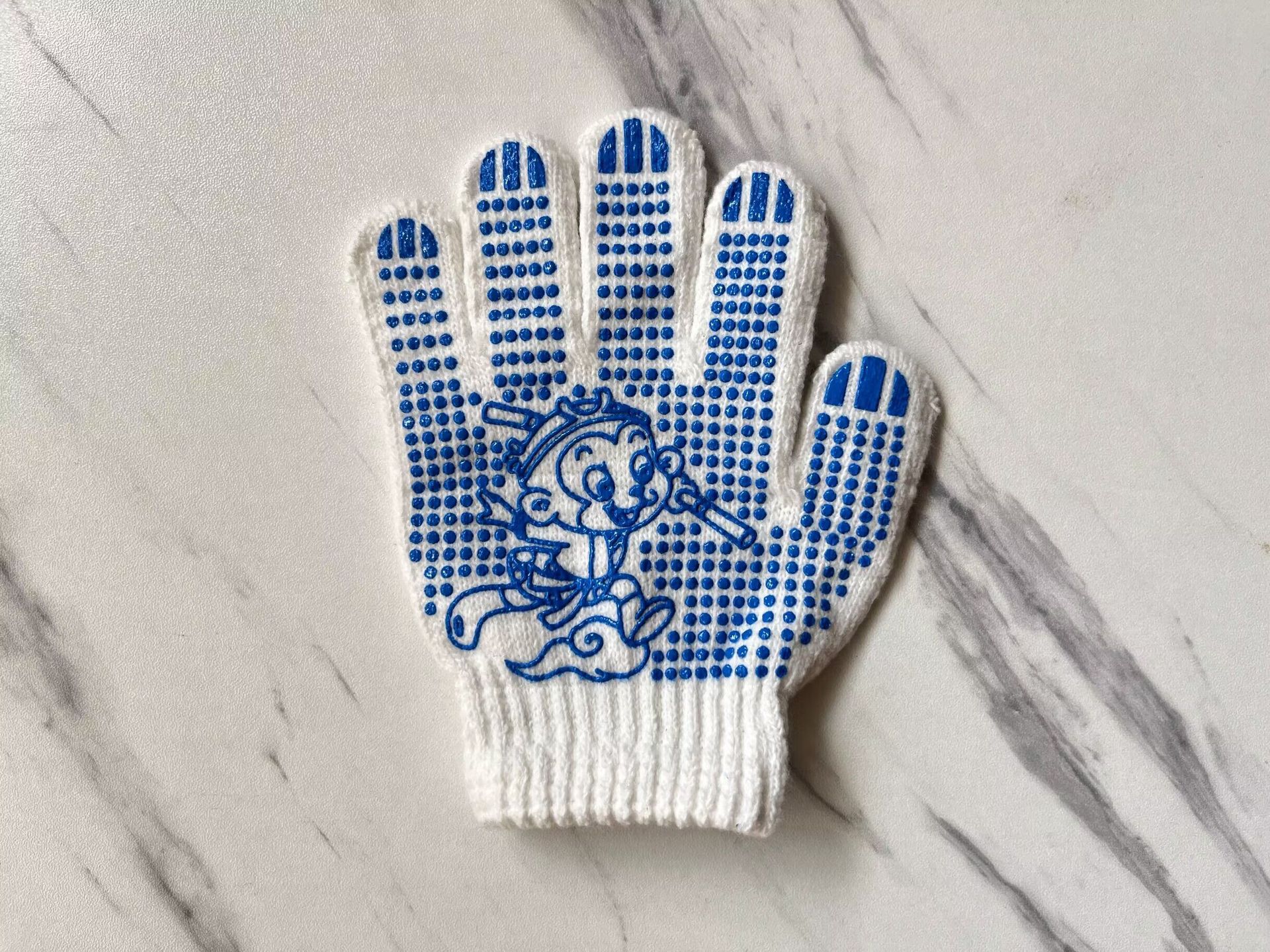 Un par de monos pequeños piden pegamento 3 - 6 años