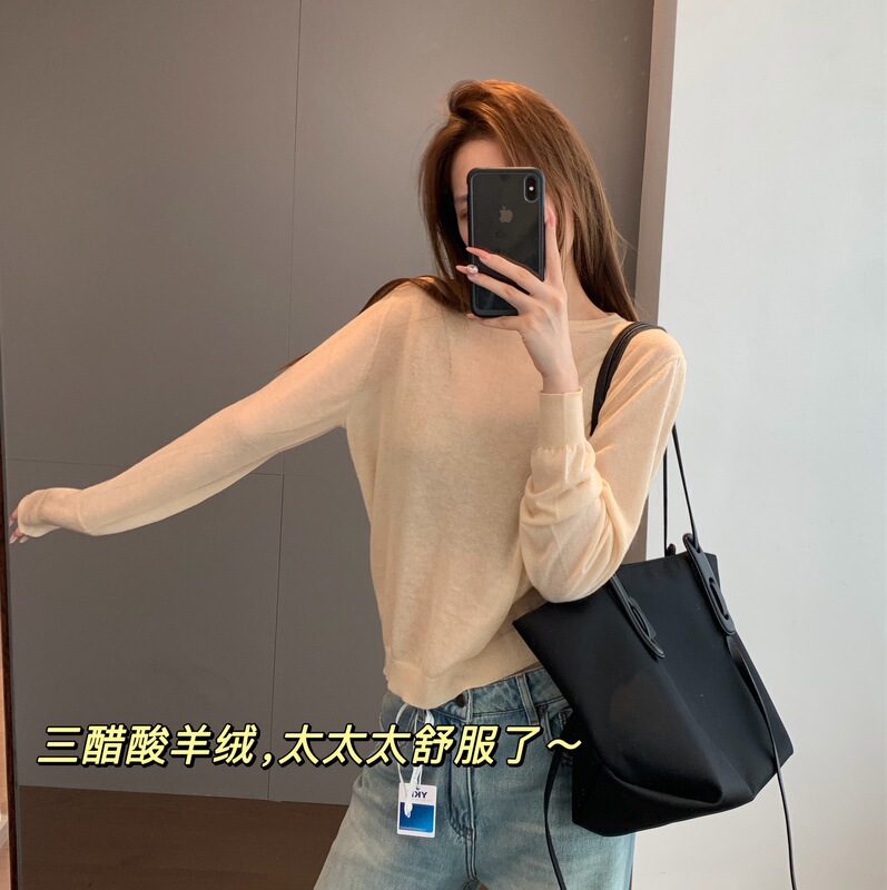 Soft and skin-friendly ribbed knit with tapered cuffs, fitted round-neck long-sleeve knit top H083003