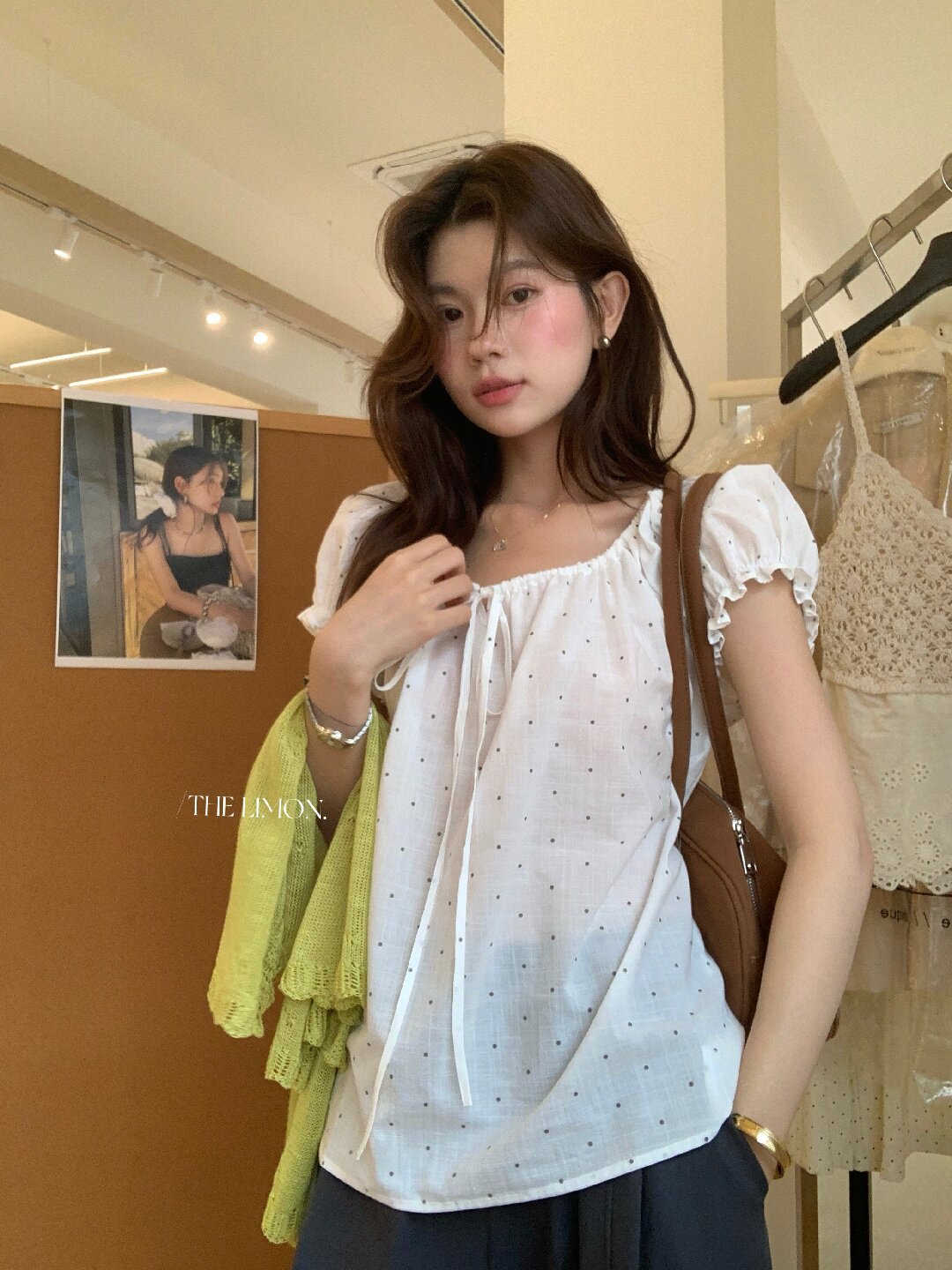Áo sơ mi nữ tay bồng chấm bi phong cách Nhật, cổ dây rút, dáng suông trẻ trung — màu đen, màu trắng, xanh lá cây chi tiết 42