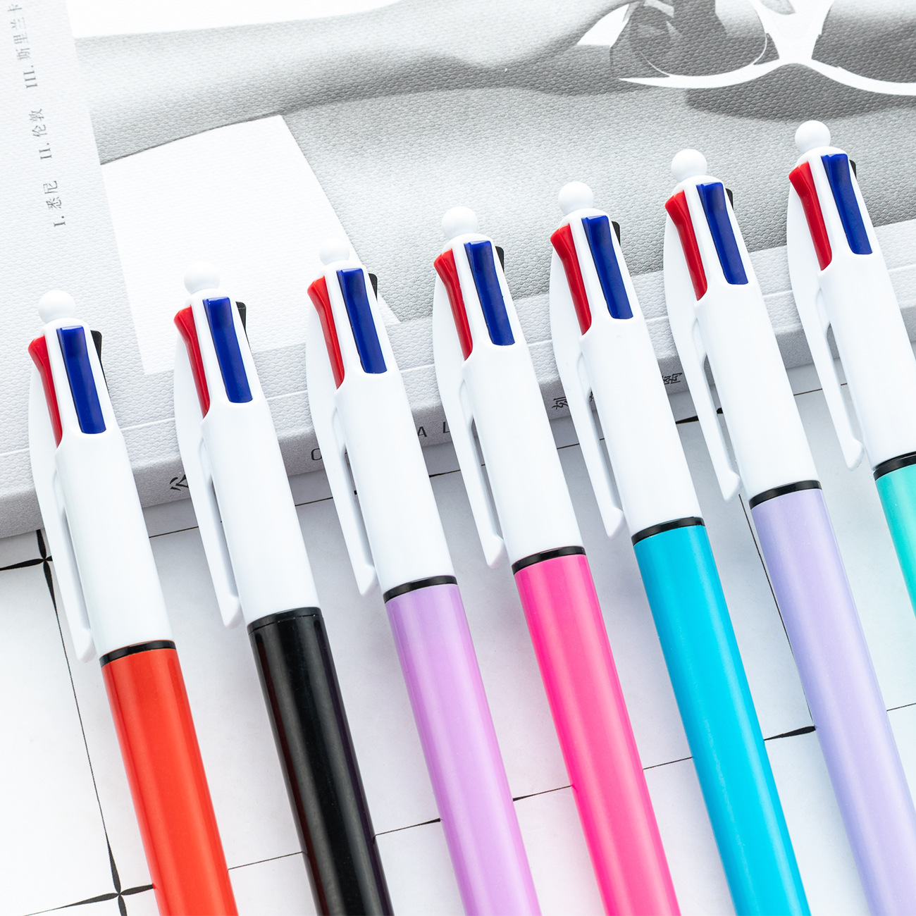 Oficina de aprendizaje de papelería multi-color de la pluma cuatro-en-una mano cuenta trazo clave marcado bolígrafo de plástico bolígrafo