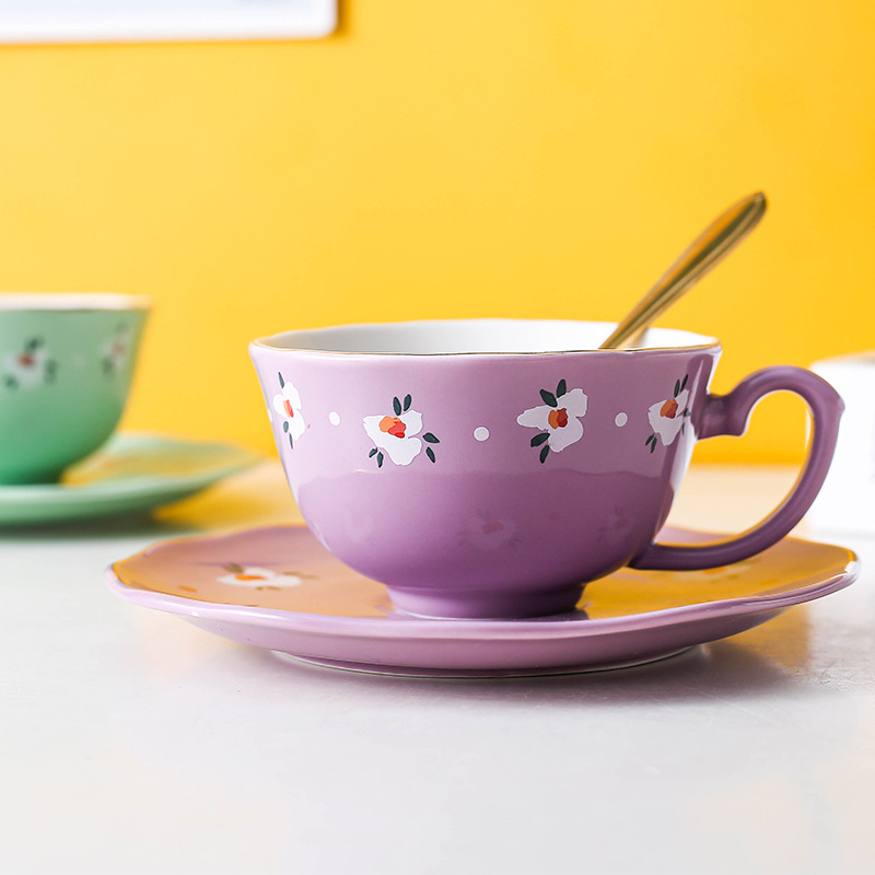 Tazas de café de lujo ligero con cucharas y platos de cerámica para hombres y mujeres de oficina de agua potable rosa lindos tazas de porcelana blanca