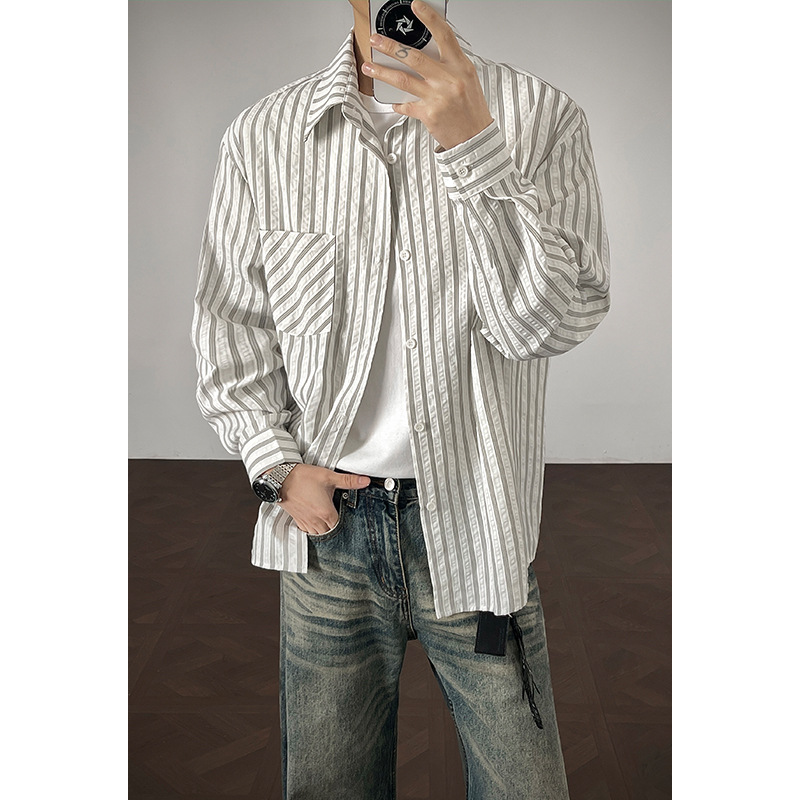 Camicia a maniche lunghe da uomo americana a righe grigie e bianche in stile retrò, ideale per la primavera, con un elegante effetto drappeggio._voghion.com