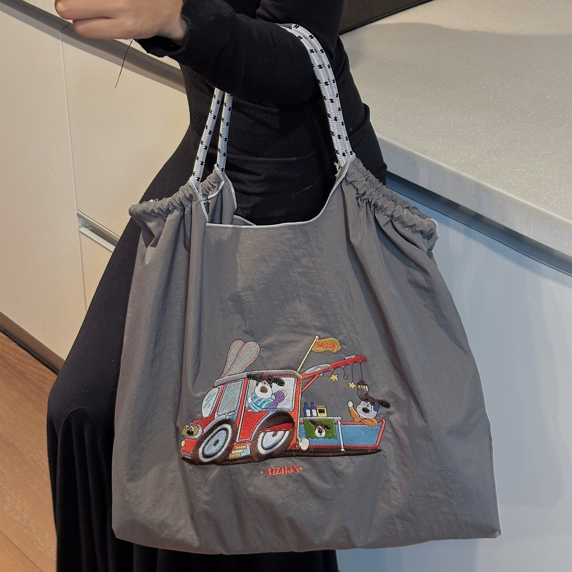 짙은 회색 버스