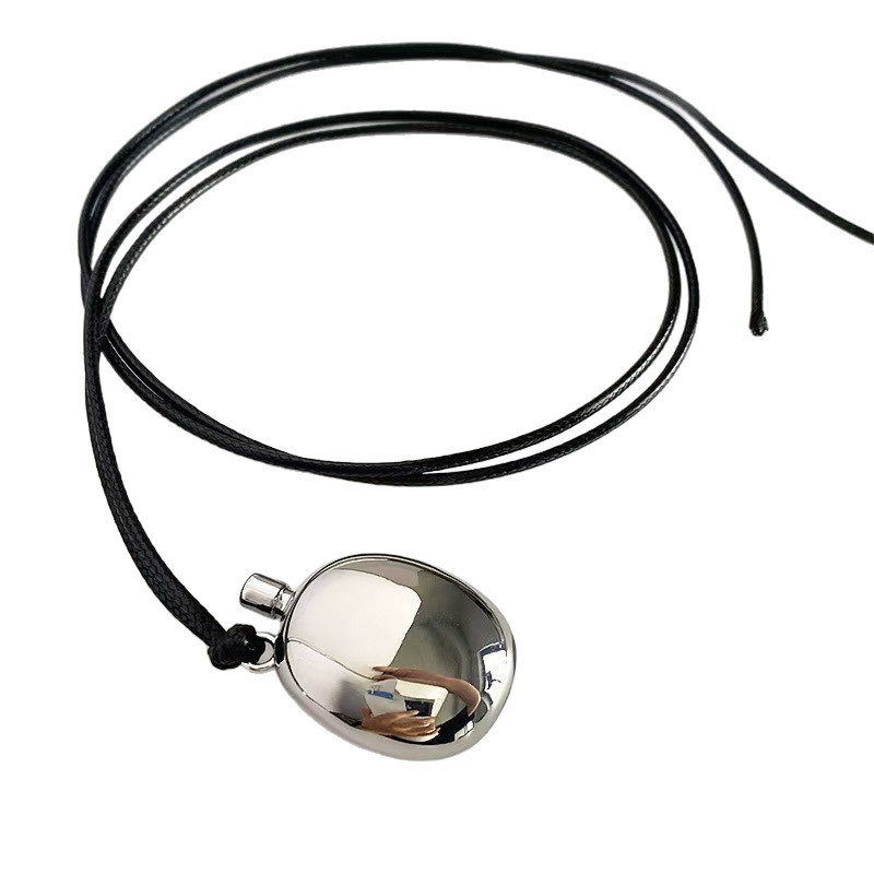 Collana lunga con ciondolo a forma di boccetta profumo in pelle_voghion.com