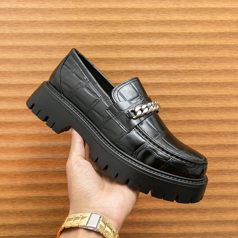 Nuevo estilo transfronterizo Four Seasons Zapatos Lefu de un pie Zapatos de aumento de altura de suela gruesa Zapatos de cuero de estilo británico casuales para hombres de moda negra