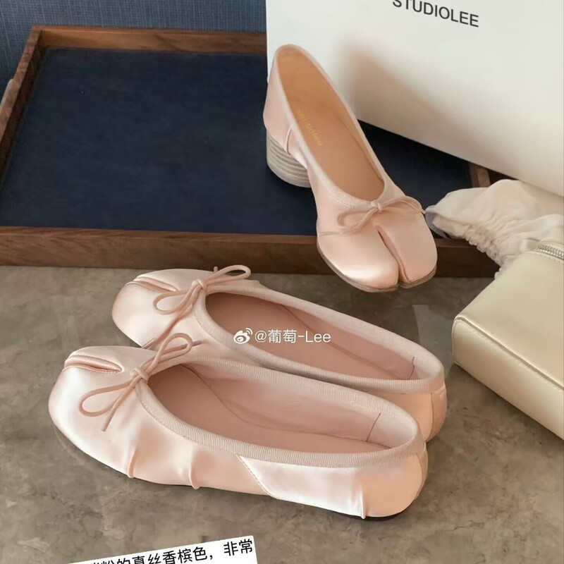 Grape Mom's Same Style, Two Versions, Stunning Silk and Leather Ballet-Style Bowknot Split-Toe Flats for Women, 2026 New Model Grape Mom's Same Style, Two Versions, Stunning Silk and Leather Ballet-Style Bowknot Split-Toe Flats for Women, 2026 New Model