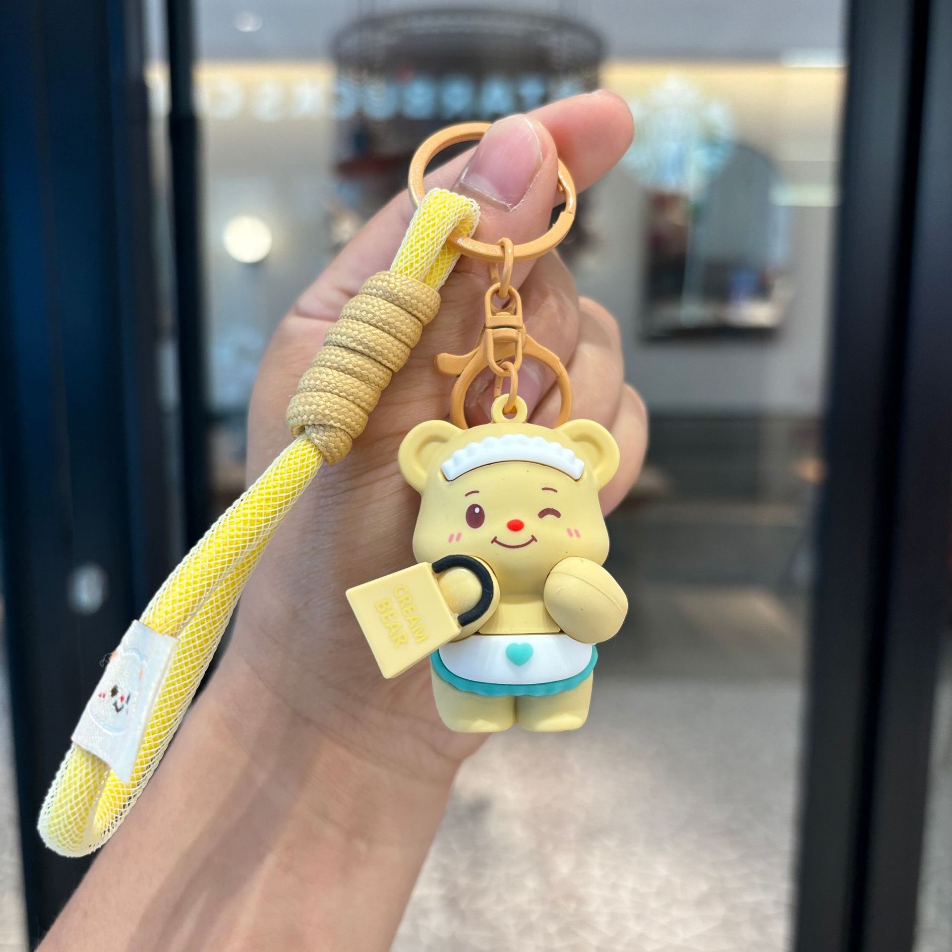 Llavero de oso crema-bolso amarillo