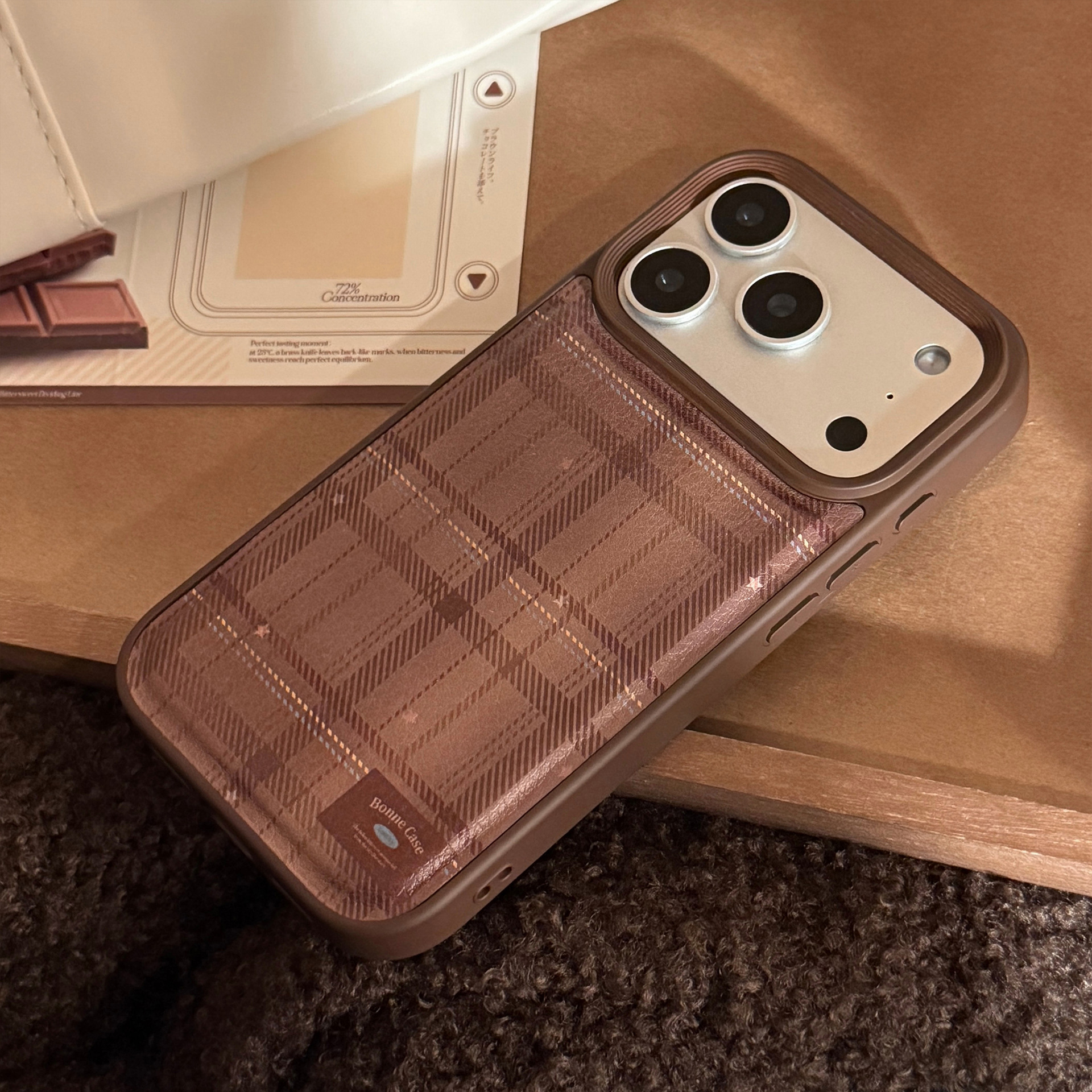 Vintage Leder-Handyhülle mit Fruchtmotiv für iPhone 17 Pro Max, haselnussbraunes Karomuster, kompatibel mit iPhone 16, 15, 13, 11_voghion.com