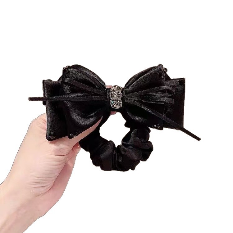 Elegant hårsnodd i satin med rosett för lyxig hästsvans_voghion.com