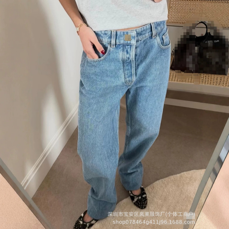 Double C light blue distressed straight-leg jeans / loose fit, slimming, simple and casual Double C light blue distressed straight-leg jeans / loose fit, slimming, simple and casual