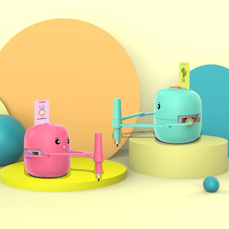 子供の知能はロボットの専用の絵筆を描きます。|undefined