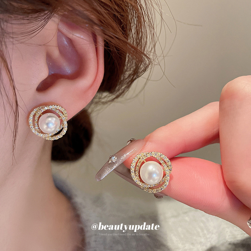 Zircon de acero de titanio que rodea COLLAR COLGANTE de perlas pendientes traje francés Retro Luz de lujo Cadena de clavícula collar de moda para las mujeres