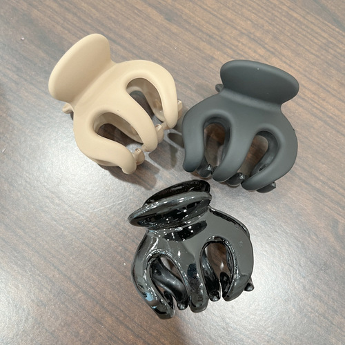 Pumpkin-shaped claw clips securing a high ponytail with small hair clips, fixed in a bun hairstyle, hair pin head accessory